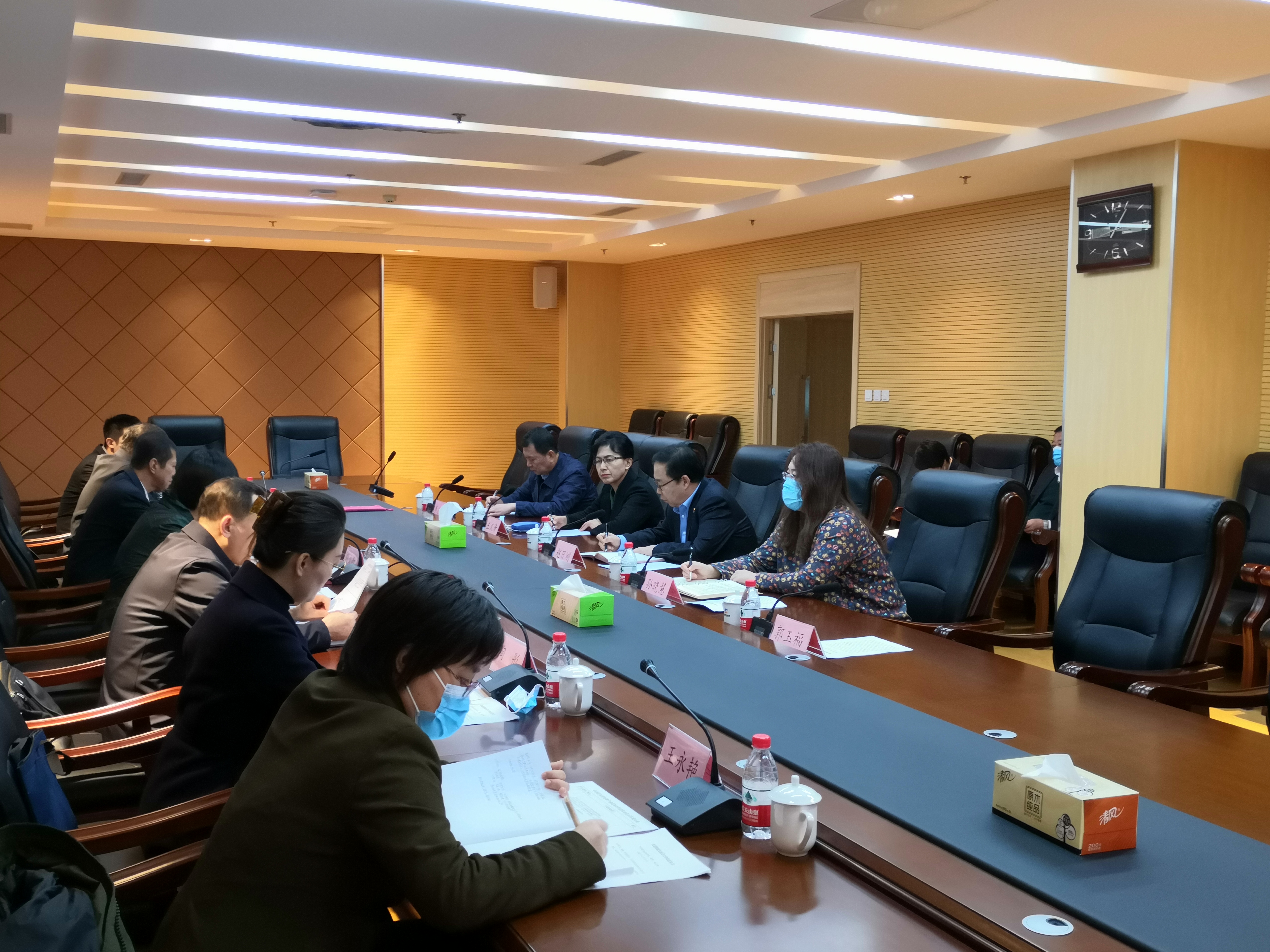 11月24日,十四届亚洲体育博彩平台委第一轮巡察第四巡察组与中共亚洲体育博彩平台党组在市科技局召开进驻见面沟通会议.jpg